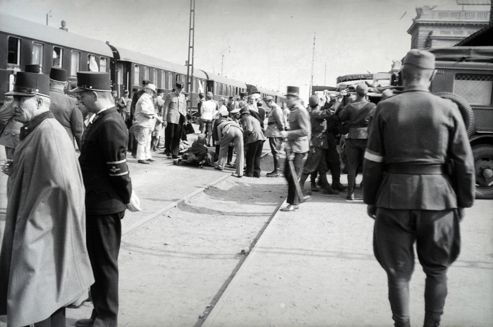 Hungary, Szombathely, a 154-es számú vöröskeresztes kórházvonat a vasútállomáson., 1942, Reményi József, hospital-train, armband, railroader, ambulance, barrow, Fortepan #257903