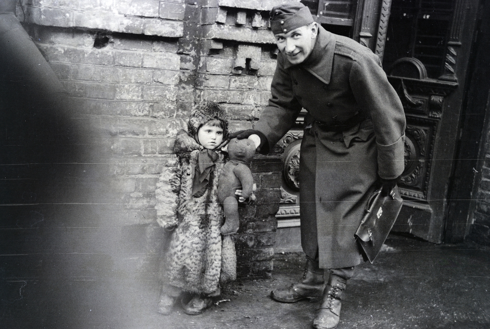 Ukraine, Kyiv, 1942, Reményi József, soldier, briefcase, teddy bear, fur coat, kid, Best of, Fortepan #257916