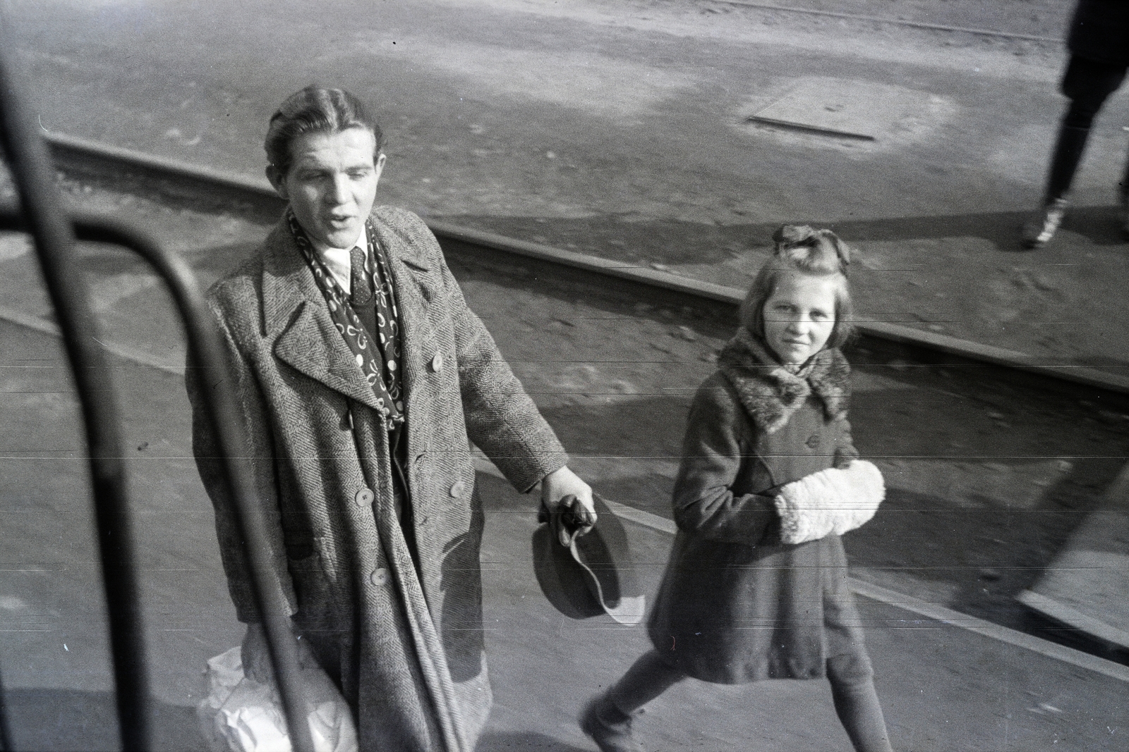 1942, Reményi József, hat in hand, girl, Fortepan #257922