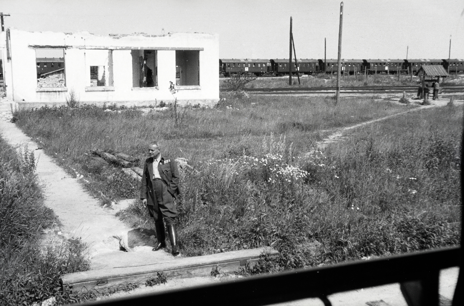 1942, Reményi József, kerekeskút, épületkár, Fortepan #257923