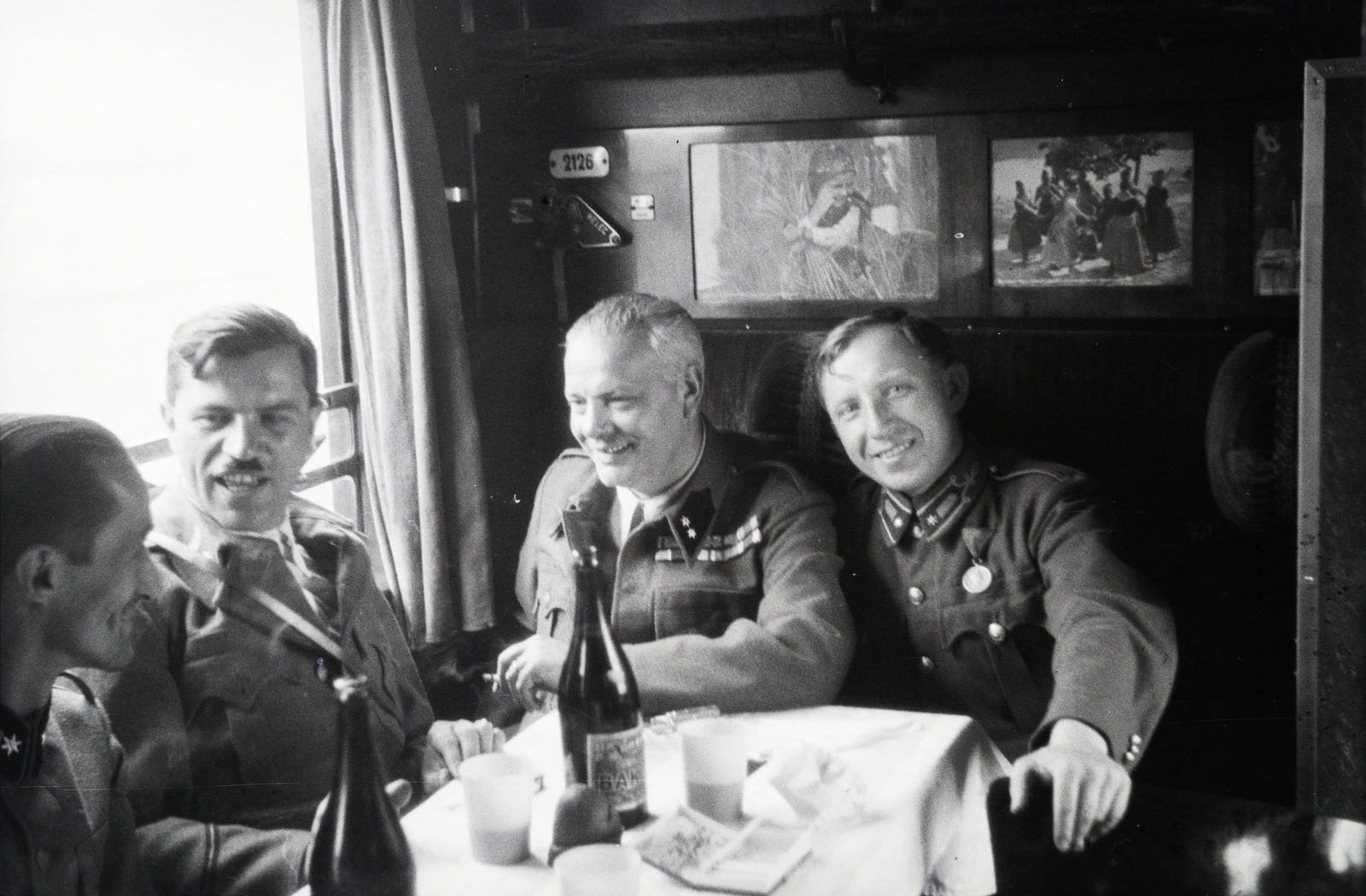 1942, Reményi József, katona, utastér, kép a képben, italozás, vagon, Fortepan #257932