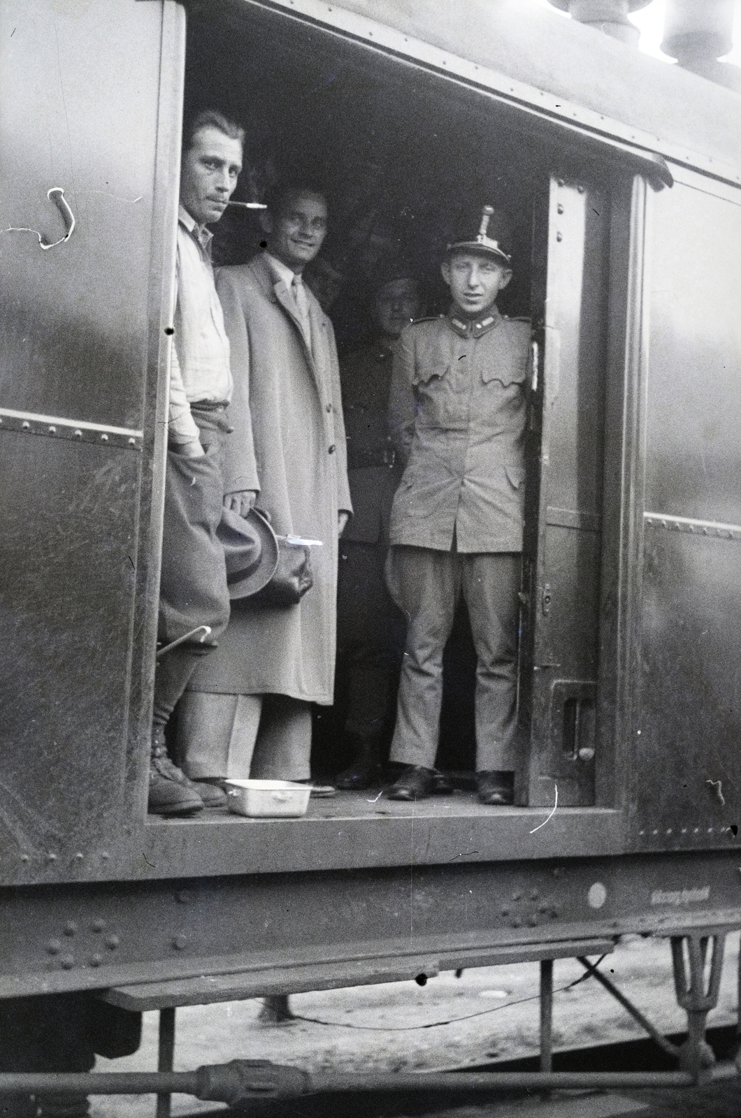 1942, Reményi József, Best of, peeking, Fortepan #257944