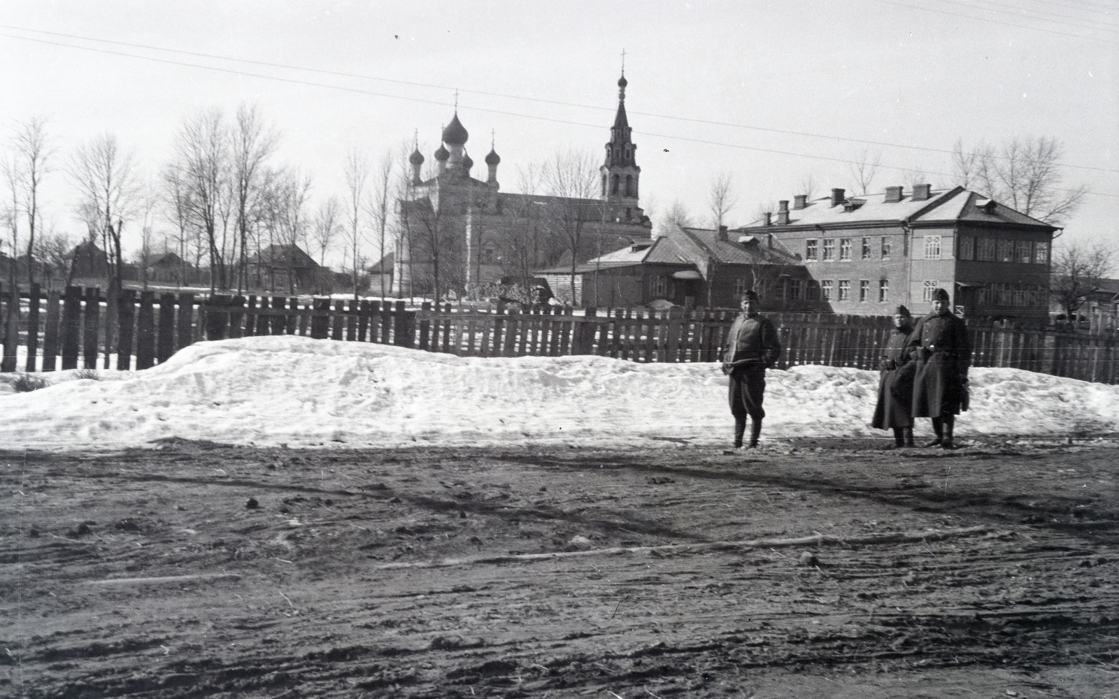 Russia, (ekkor Nowosybkov), Szadovaja ulica, háttérben a Szentháromság-templom. A felvétel a vöröskeresztes kórházvonat egyik útjáról készült sorozat része., 1943, Reményi József, mud, snow, Fortepan #257950
