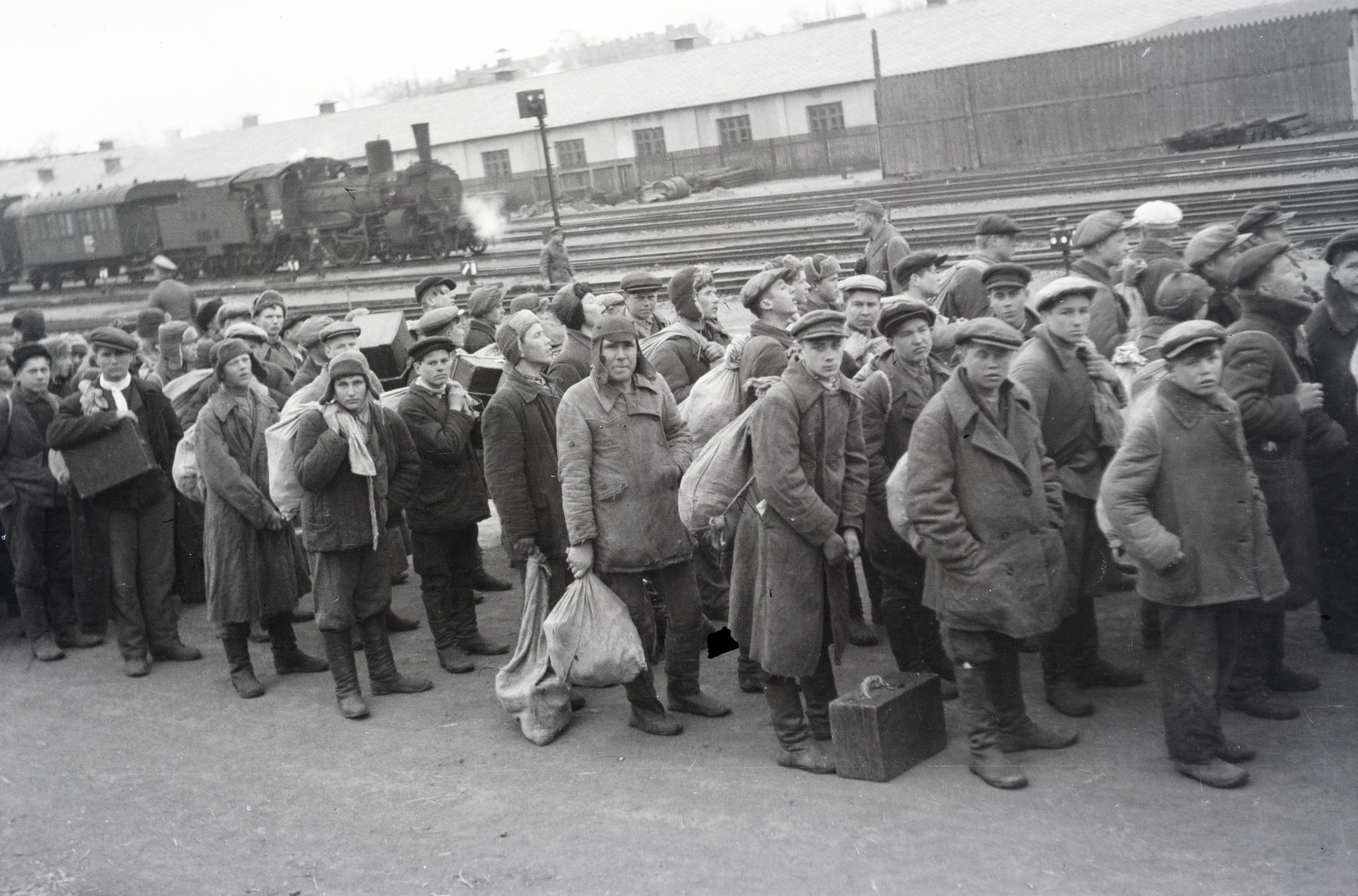 1942, Reményi József, Best of, standing in line, Fortepan #257954