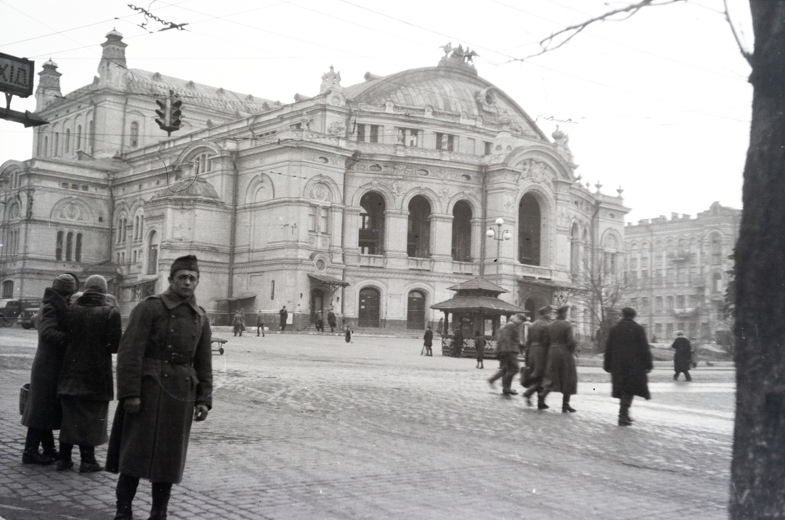 Ukrajna, Kijev, Tarasz Sevcsenko Nemzeti Opera és Balett Szinház. A felvétel a vöröskeresztes kórházvonat egyik útjáról készült sorozat része., 1942, Reményi József, középület, pavilon, Fortepan #257955