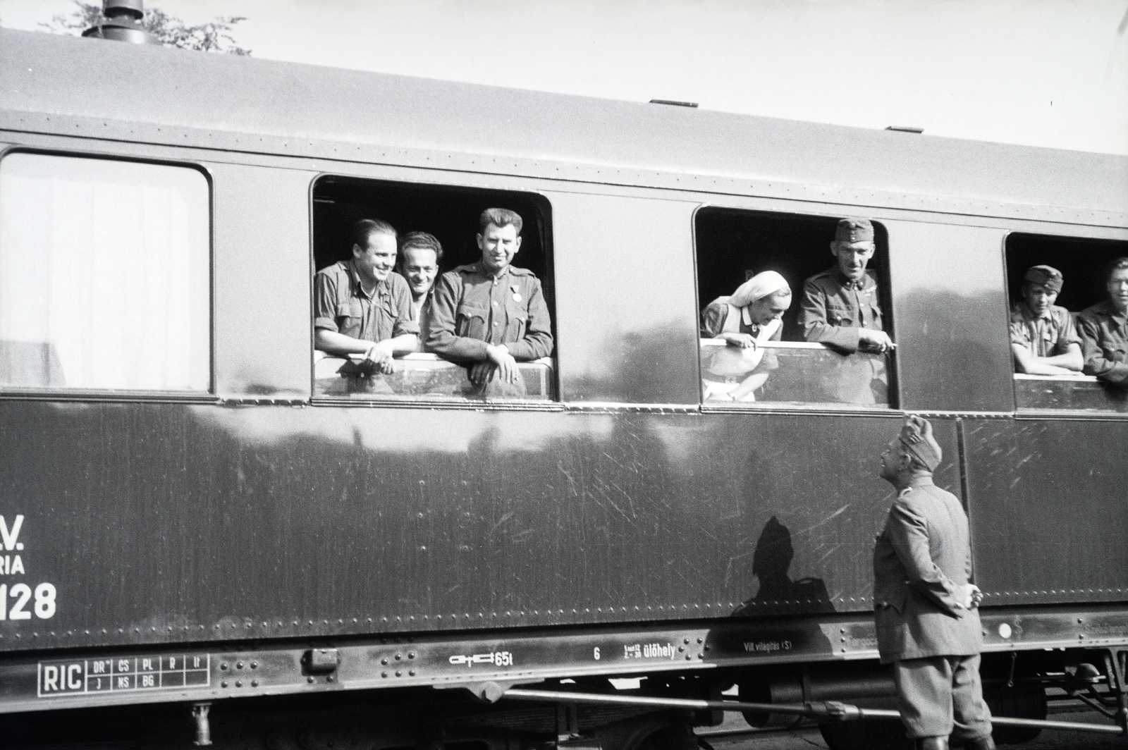 Poland, a 154-es számú vöröskeresztes kórházvonat az állomáson., 1942, Reményi József, hospital-train, Fortepan #257964