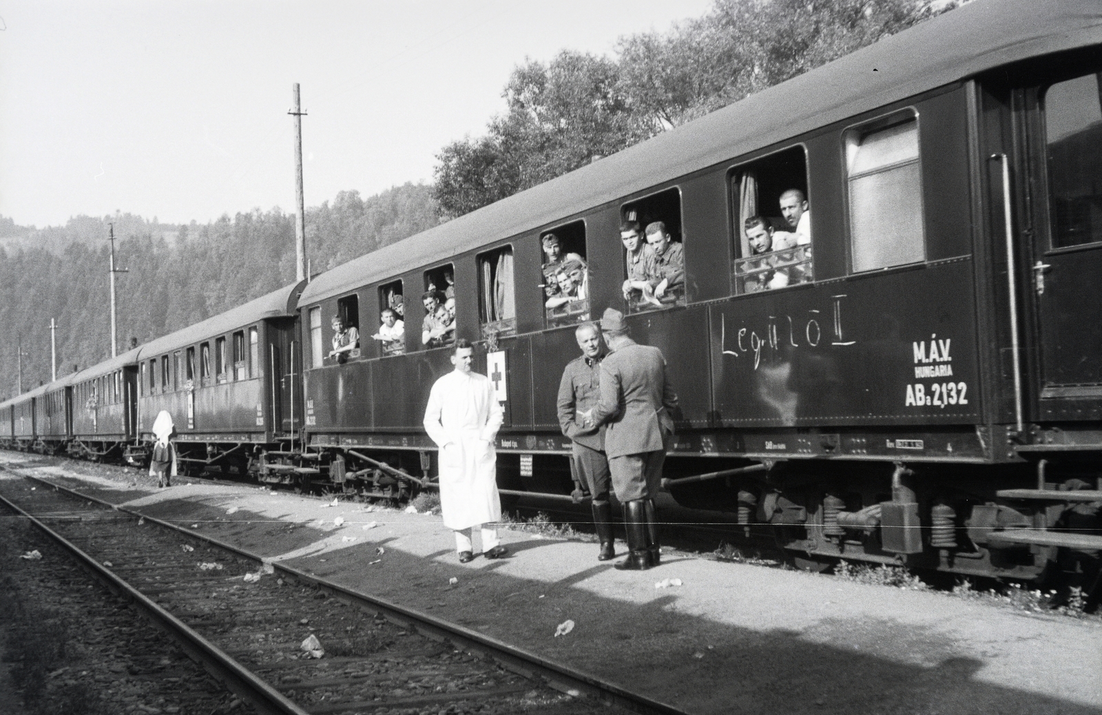 Poland, a 154-es számú vöröskeresztes kórházvonat az állomáson., 1942, Reményi József, hospital-train, Fortepan #257966