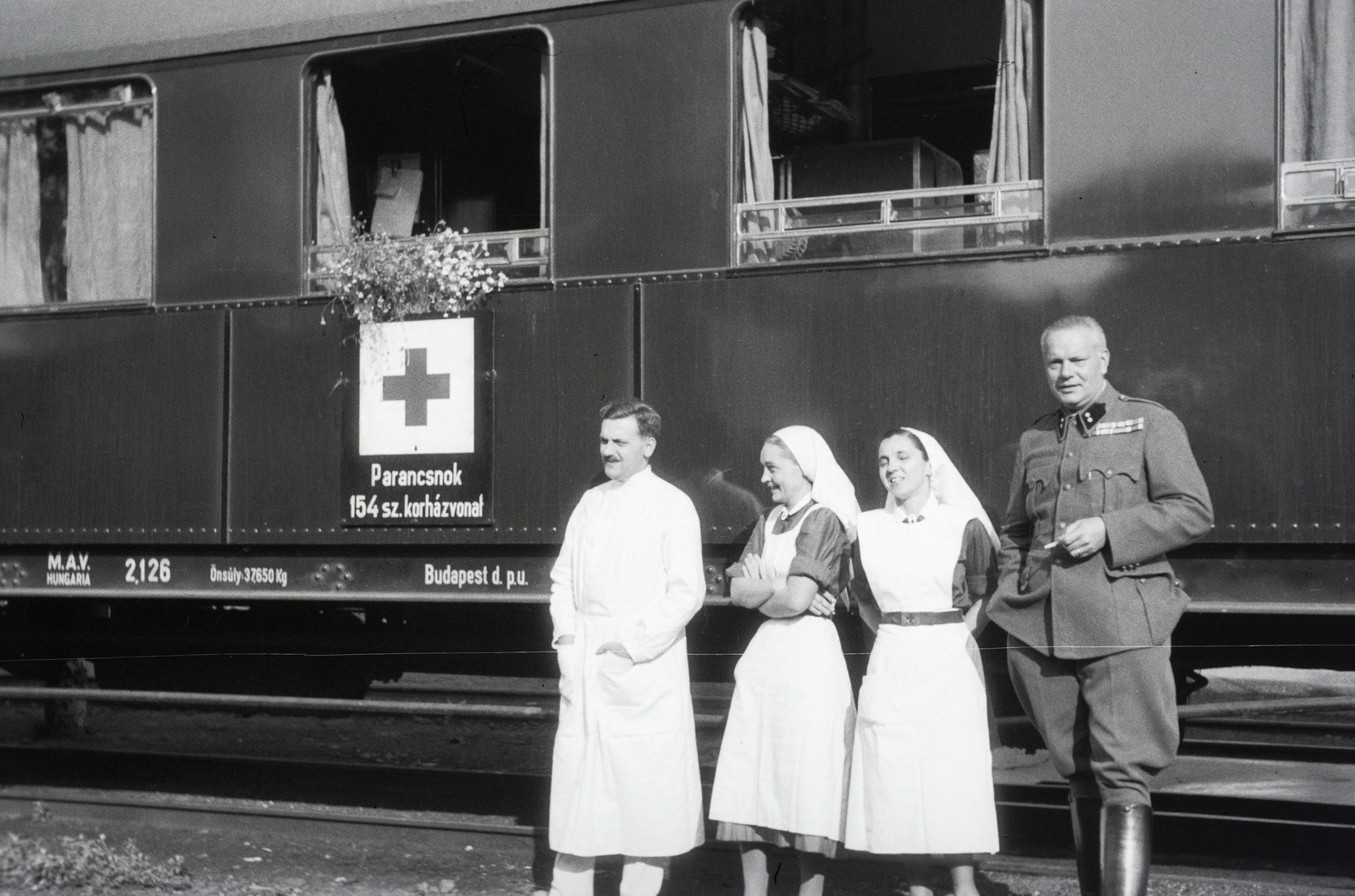 Poland, a 154-es számú vöröskeresztes kórházvonat az állomáson. A felvétel a parancsnoki vagon előtt készült., 1942, Reményi József, hospital-train, Fortepan #257967