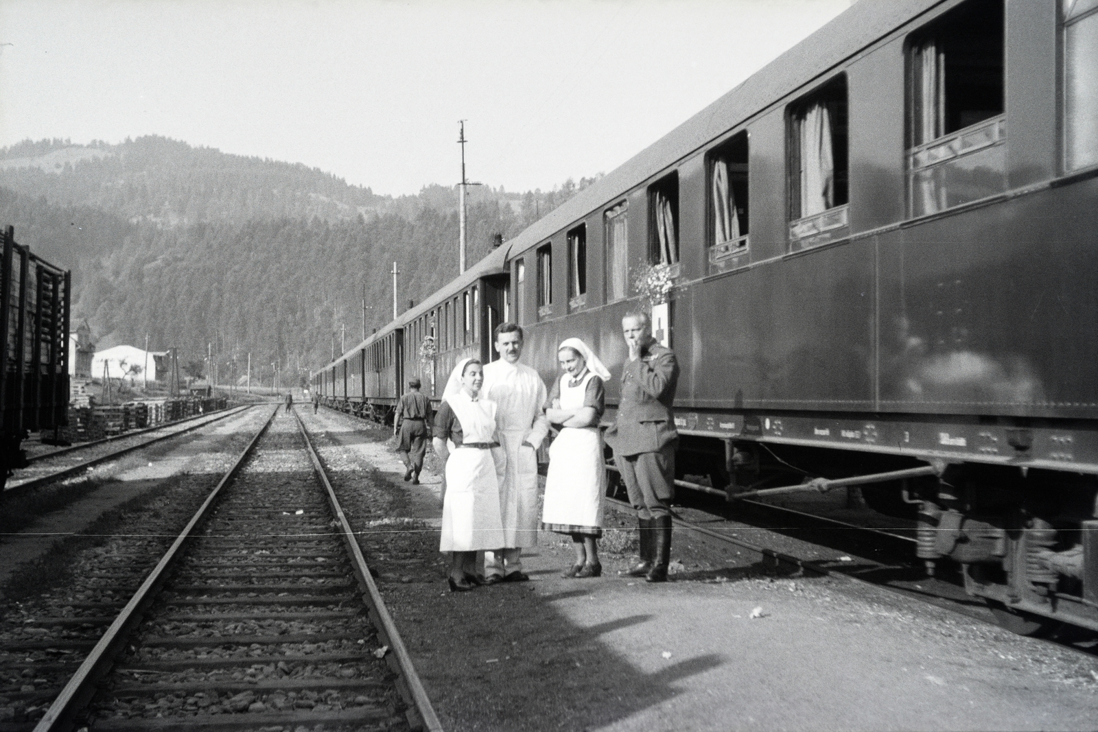 Poland, a 154-es számú vöröskeresztes kórházvonat az állomáson., 1942, Reményi József, hospital-train, Fortepan #257968