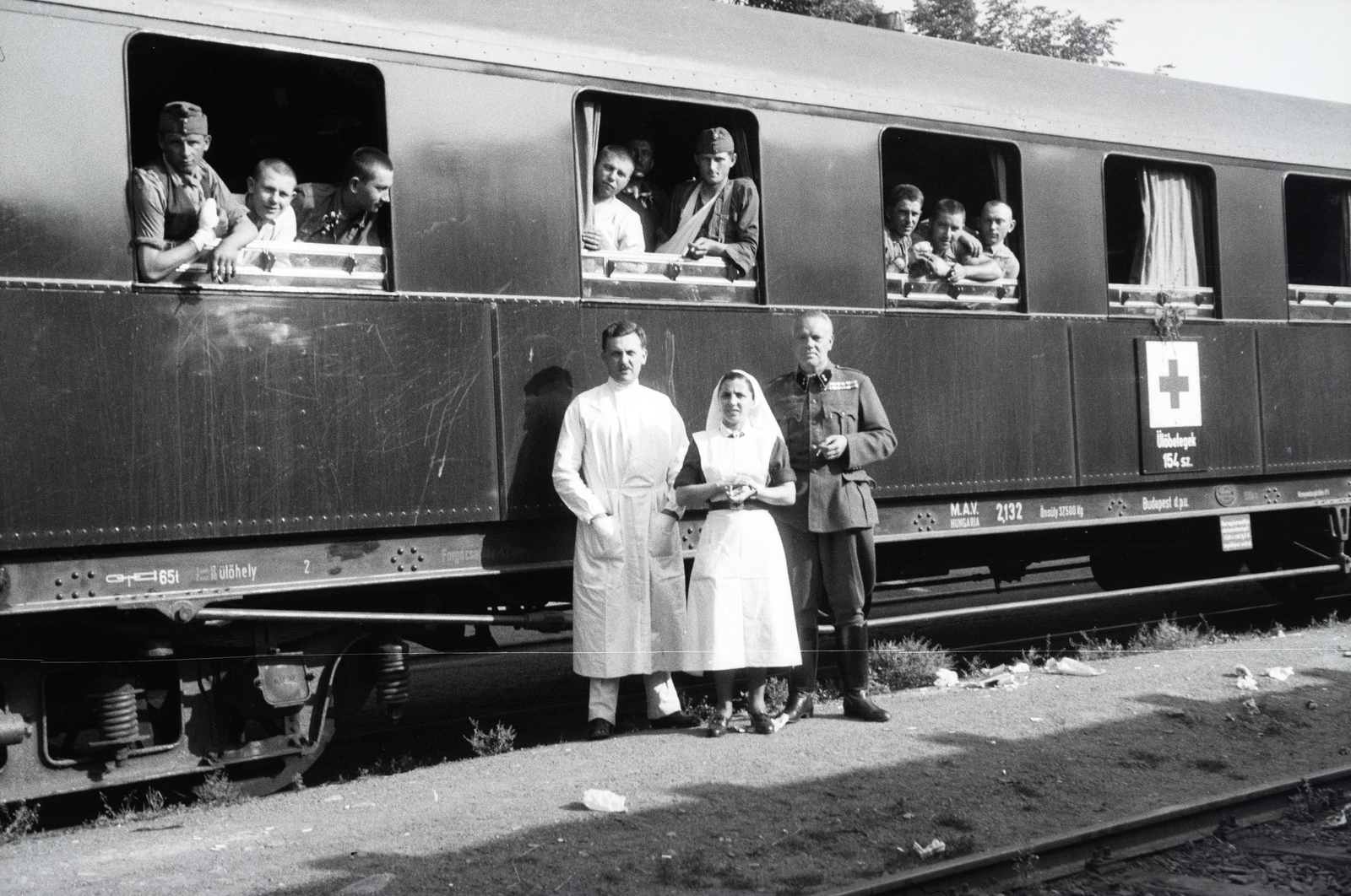 Poland, a 154-es számú vöröskeresztes kórházvonat az állomáson. A felvétel az ülőbetegek vagonja előtt készült., 1942, Reményi József, hospital-train, Fortepan #257969