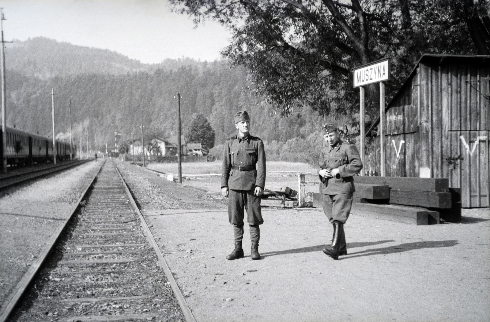 Lengyelország, Muszyna, balra a 154-es számú vöröskeresztes kórházvonat az állomáson., 1942, Reményi József, sínpálya, Fortepan #257971