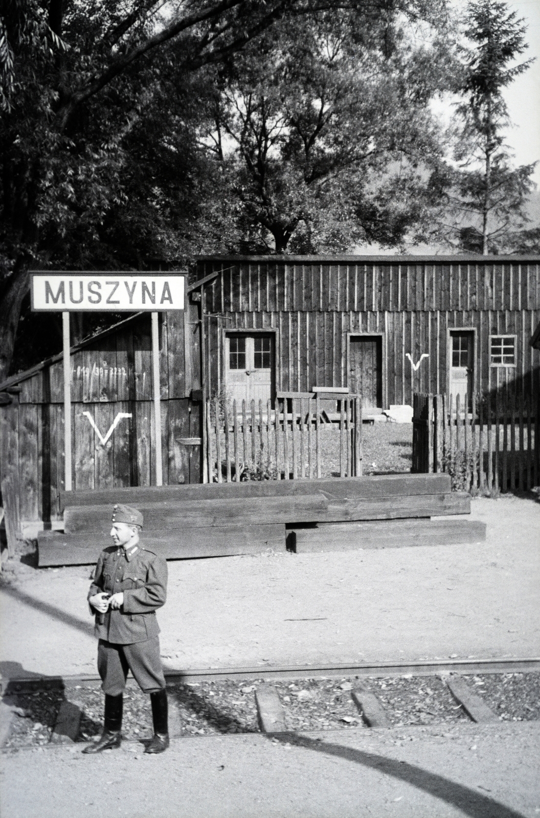 Lengyelország, Muszyna, vasútállomás, a felvétel a 154-es számú vöröskeresztes kórházvonat egyik útjáról készült sorozat része., 1942, Reményi József, felirat, Fortepan #257972