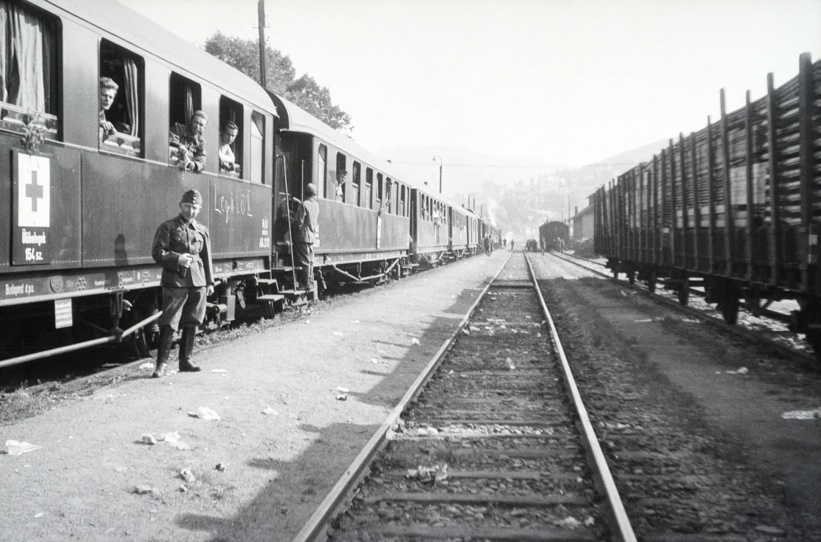 Lengyelország, Muszyna, a 154-es számú vöröskeresztes kórházvonat az állomáson., 1942, Reményi József, kórházvonat, Fortepan #257974
