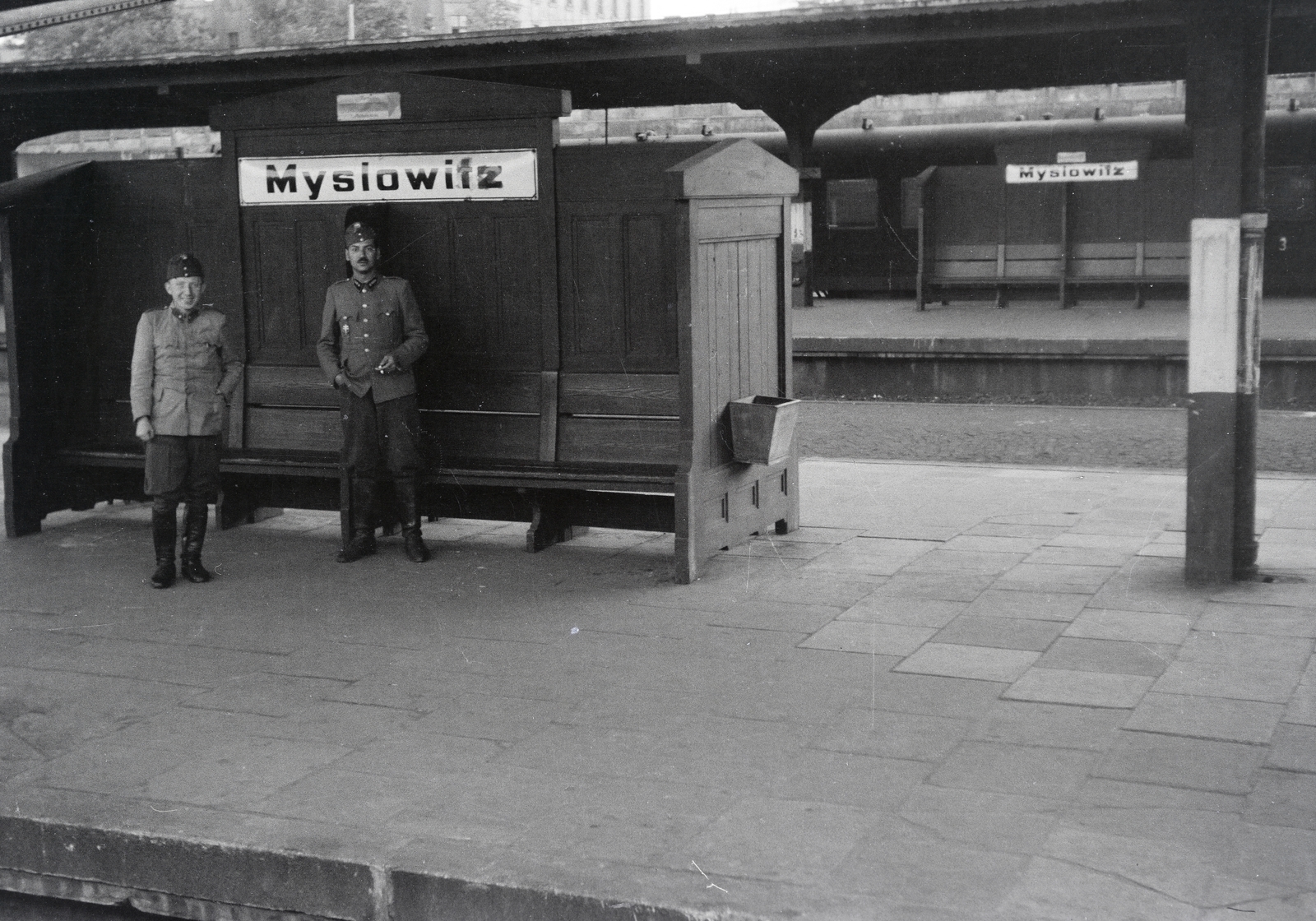 Lengyelország, Mysłowice, (ekkor Myslowitz), vasútállomás. A felvétel a 154-es számú vöröskeresztes kórházvonat egyik útjáról készült sorozat része., 1942, Reményi József, Fortepan #257990