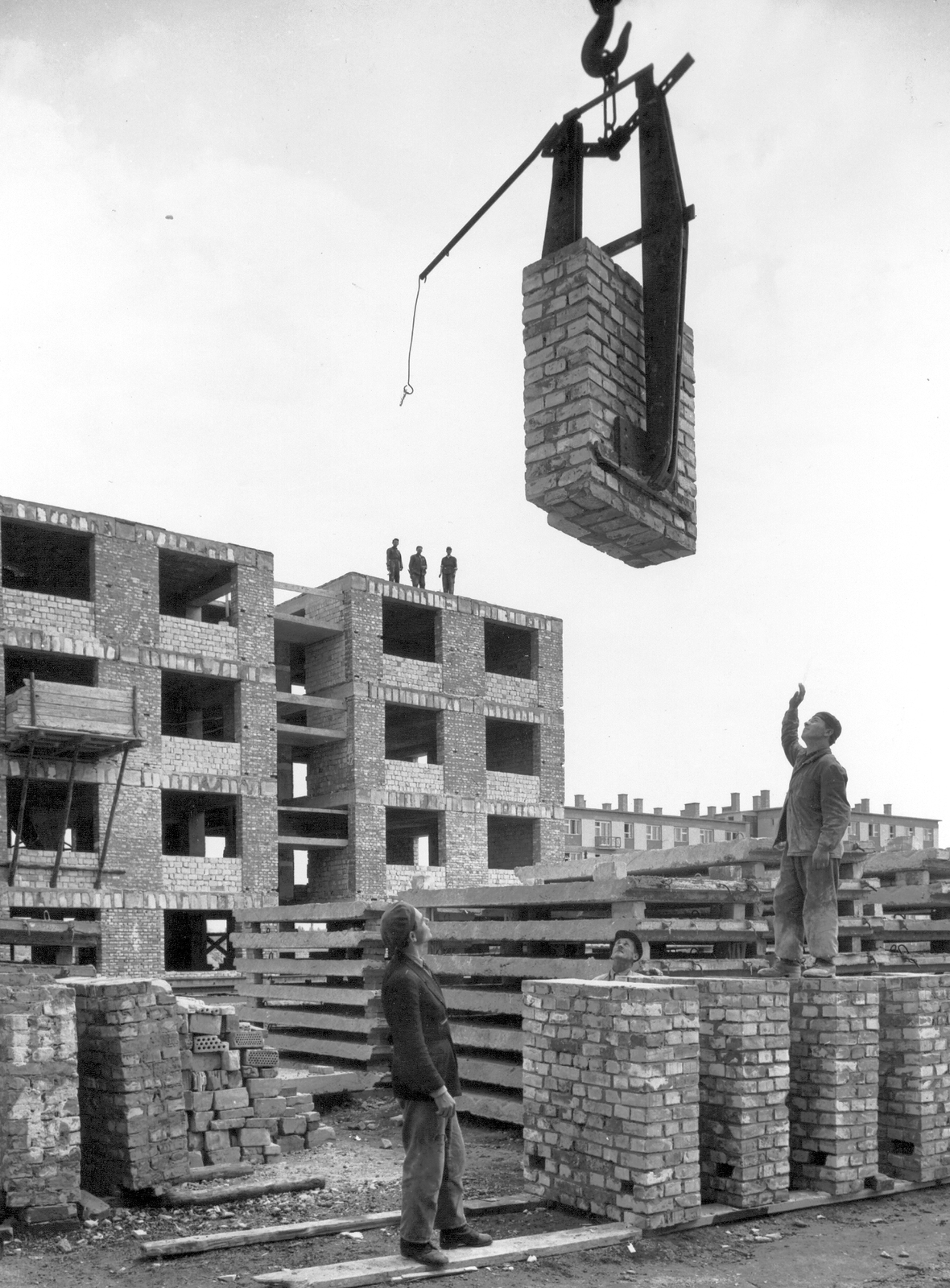 Hungary, Budapest IX., József Attila lakótelep, épülő házak az Ifjúmunkás és a Pöttyös utcánál., 1959, Ferencvárosi Helytörténeti Gyűjtemény, construction, blocks, crane, Budapest, Fortepan #25800
