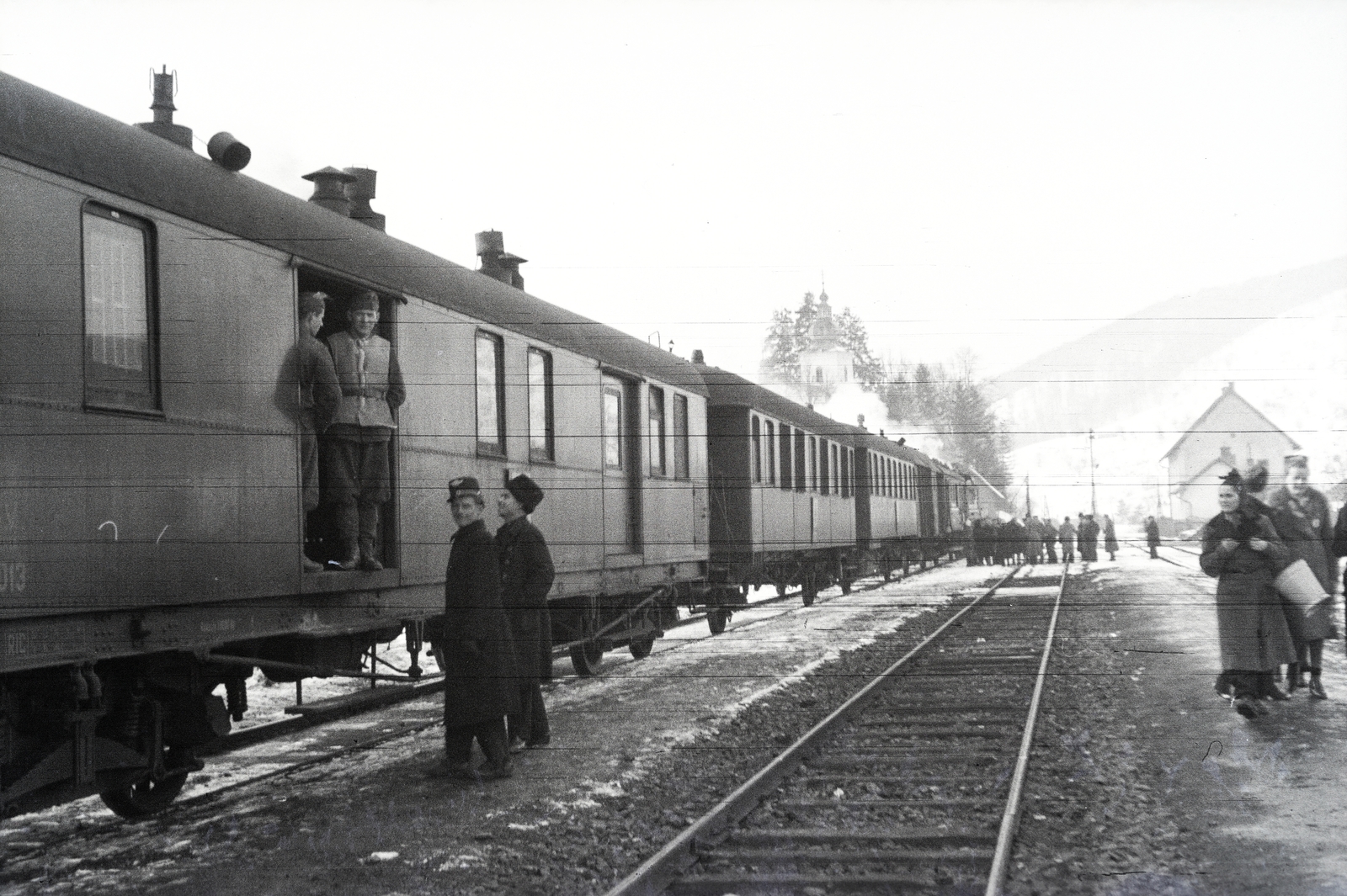 Ukrajna,Kárpátalja, Volóc, vasútállomás, a 154-es számú vöröskeresztes kórházvonat mögött a háttérben az Úr Mennybemenetele-templom tornya látható., 1942, Reményi József, Fortepan #258004