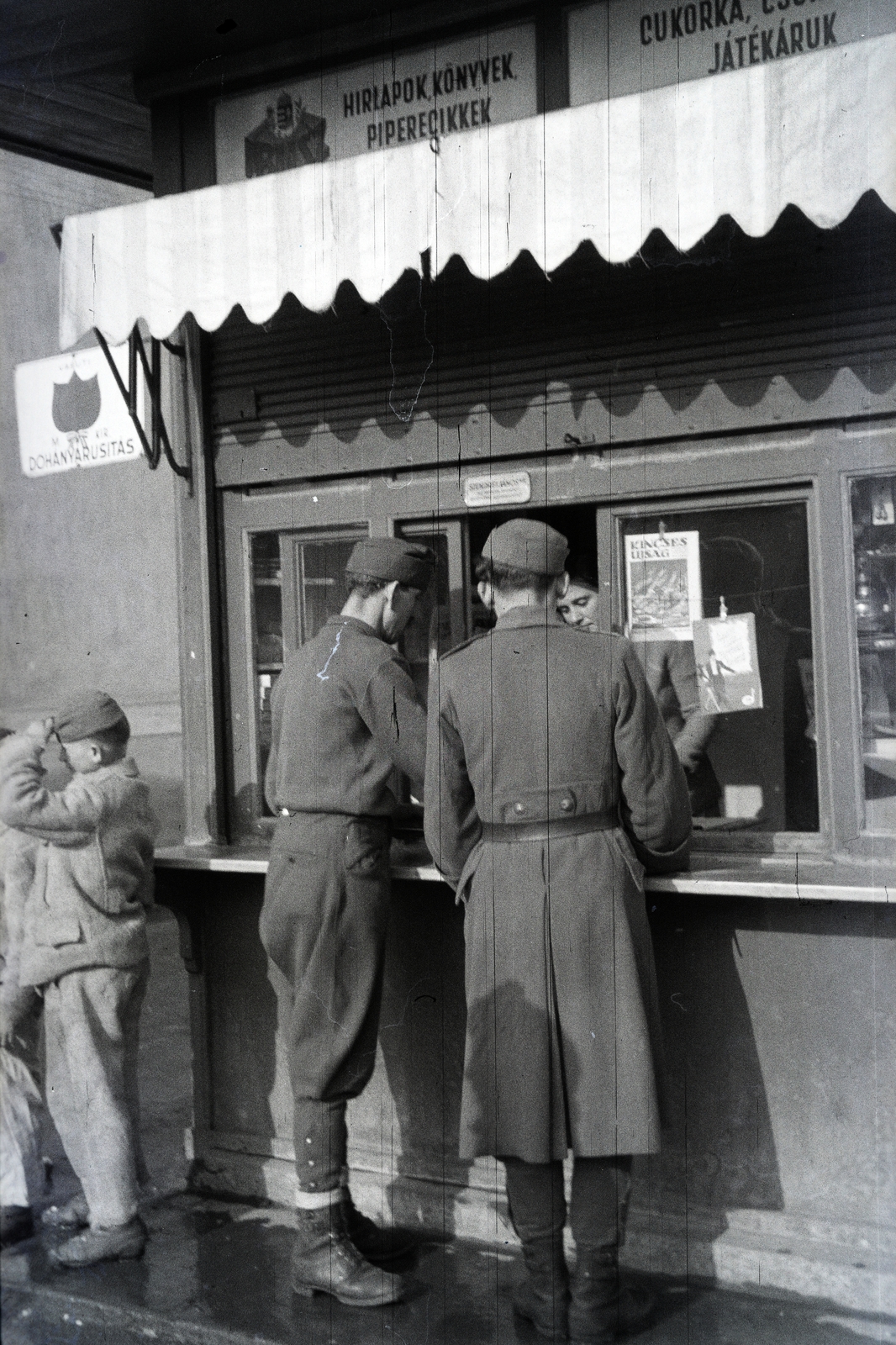 1942, Reményi József, katona, bakancs, háttal, trafik, Fortepan #258006