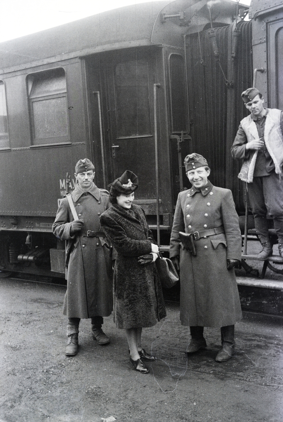 Ukraine,Zakarpattia Oblast, Chop, vasútállomás, a felvétel a 154-es számú vöröskeresztes kórházvonat érkezésekor készült., 1942, Reményi József, soldier, sheepskin jacket, pistol holster, lady, fur coat, hat, Fortepan #258008