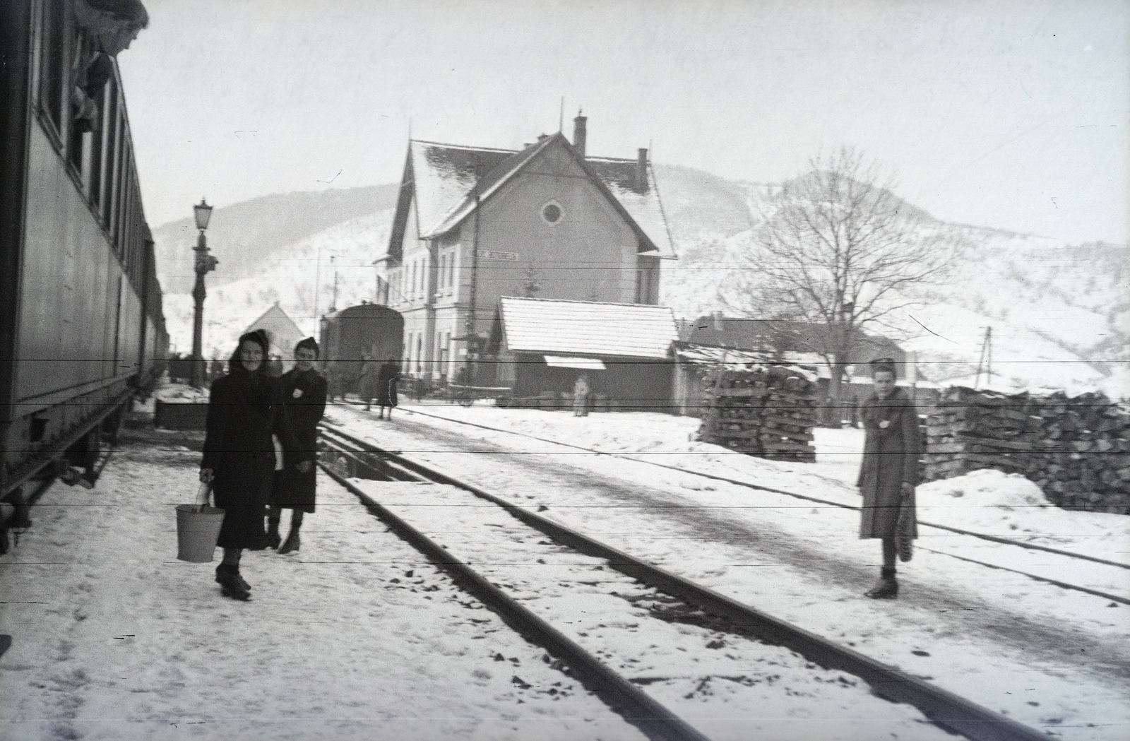 Ukraine,Zakarpattia Oblast, Volovets', vasútállomás, a felvétel a 154-es számú vöröskeresztes kórházvonat előtt készült., 1942, Reményi József, Fortepan #258009