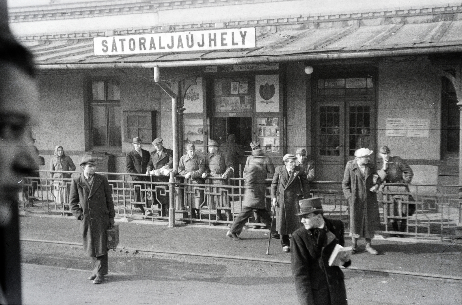 Hungary, Sátoraljaújhely, vasútállomás, a felvétel a 154-es számú vöröskeresztes kórházvonat érkezésekor készült., 1942, Reményi József, tobacco shop, train station, Fortepan #258011