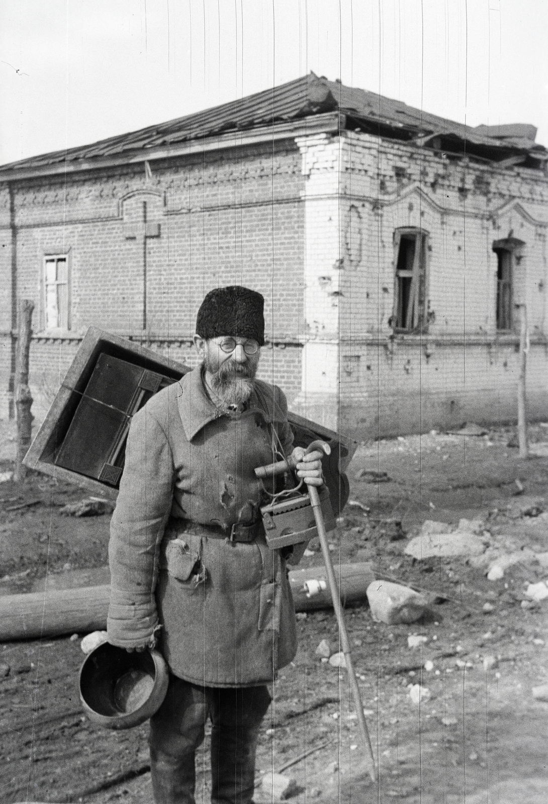 Oroszország, Viskov, (ekkor Zlinka/Slinka része). A felvétel a vöröskeresztes kórházvonat egyik útjáról készült sorozat része., 1943, Reményi József, Best of, vasaló, kézben tartani, kucsma, bot, Fortepan #258020