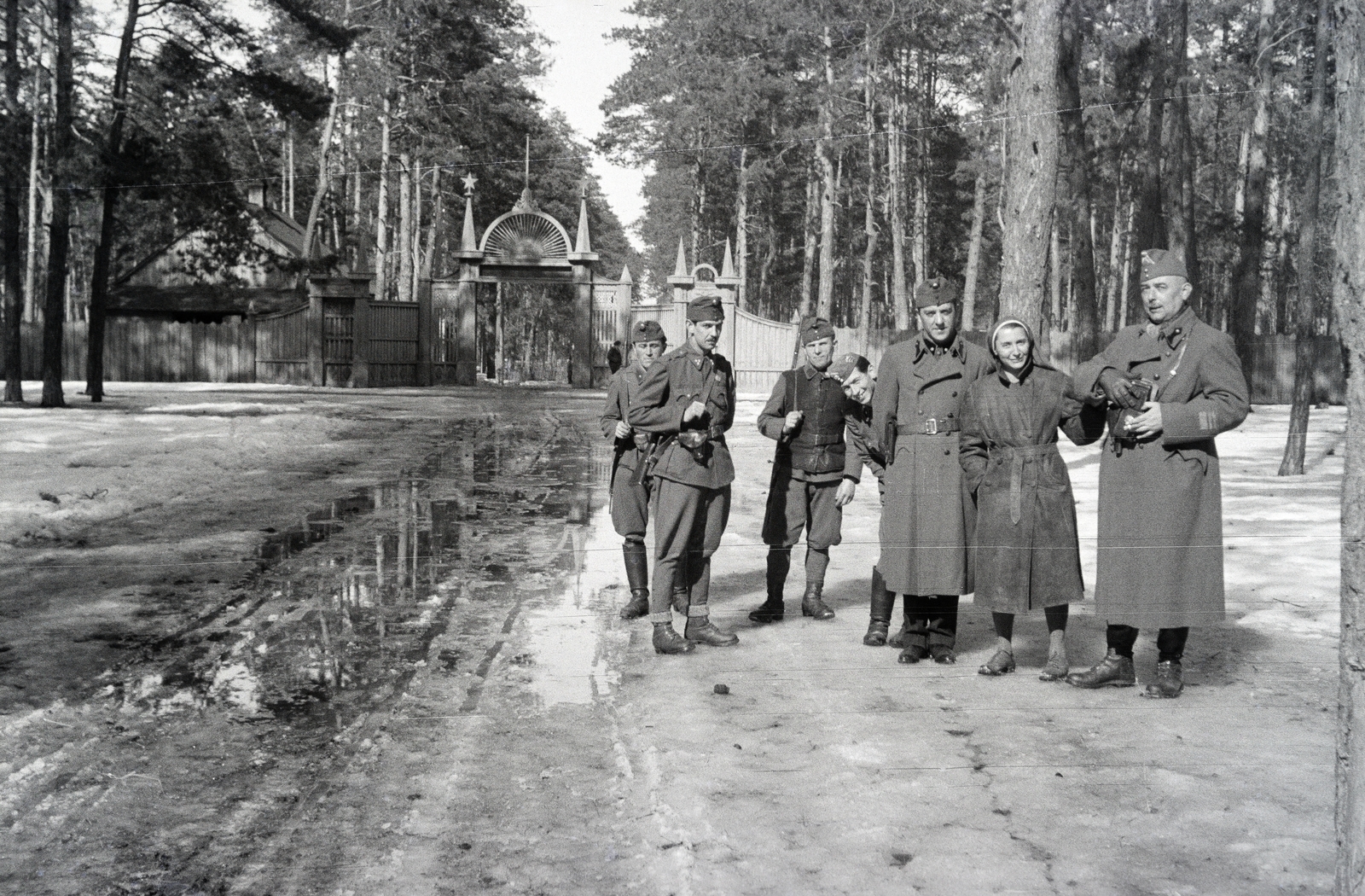 Oroszország, Viskov, (ekkor Zlinka/Slinka része). A felvétel a vöröskeresztes kórházvonat egyik útjáról készült sorozat része., 1943, Reményi József, katona, ápolónő, pocsolya, Fortepan #258024