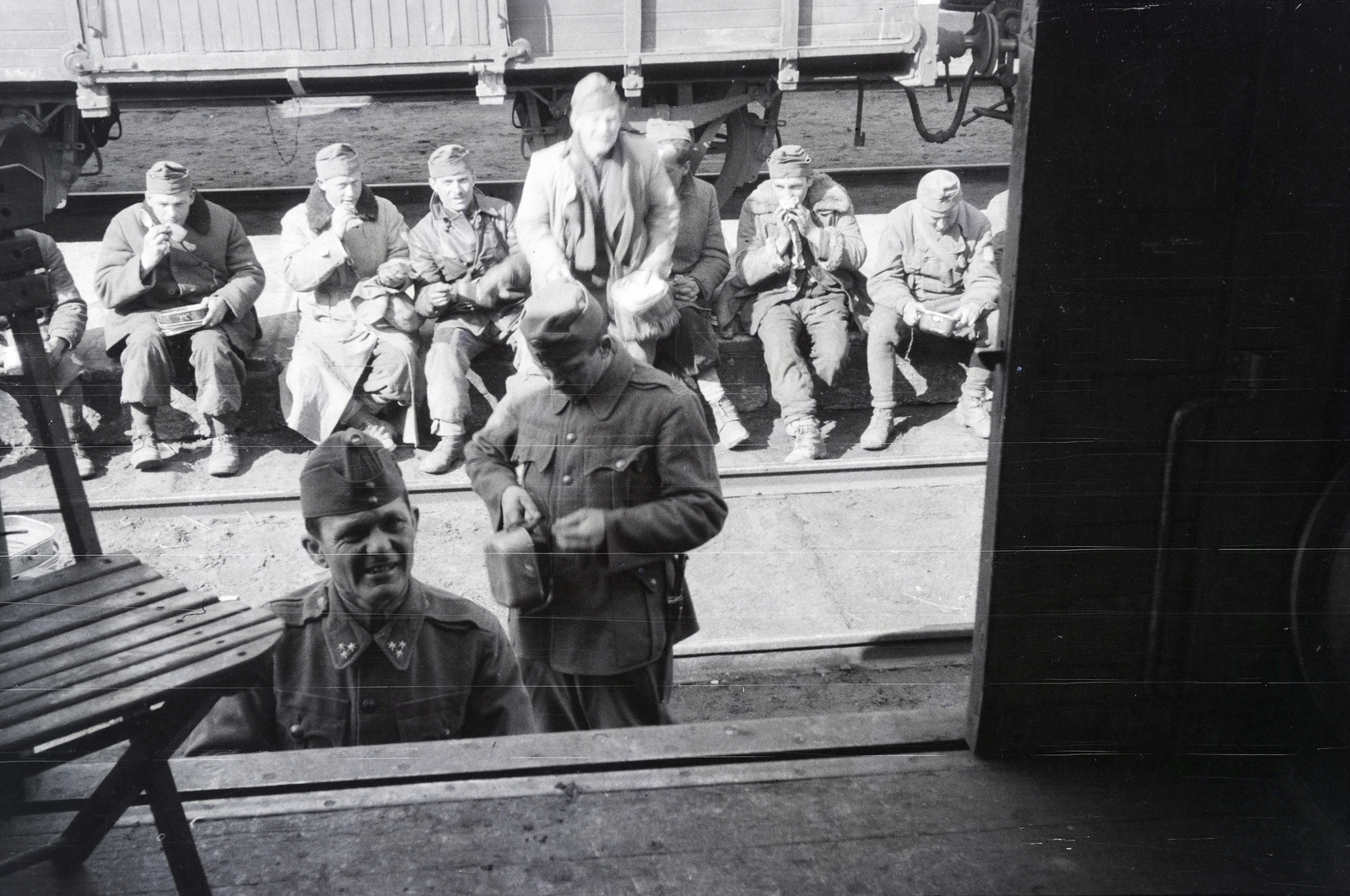 Russia, (ekkor Zlinka/Slinka része). A felvétel a vöröskeresztes kórházvonat egyik útjáról készült sorozat része., 1943, Reményi József, sitting on the ground, dixie, Fortepan #258026