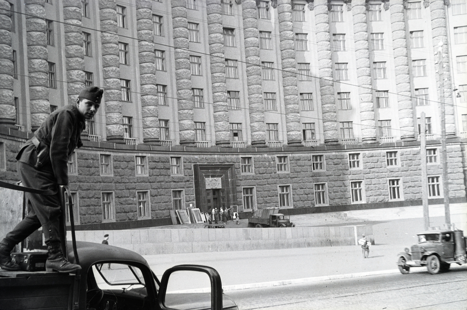 Ukrajna, Kijev, Mihajlo Hrusevszkij utca (ekkor Dr. Todt Strasse) 12/2., az Ukrán SZSZK Népbiztosok Tanácsának Háza (később az Ukrán Kormány Háza). A felvétel a 154-es számú vöröskeresztes kórházvonat egyik útjáról készült sorozat része., 1942, Reményi József, Best of, Fortepan #258045