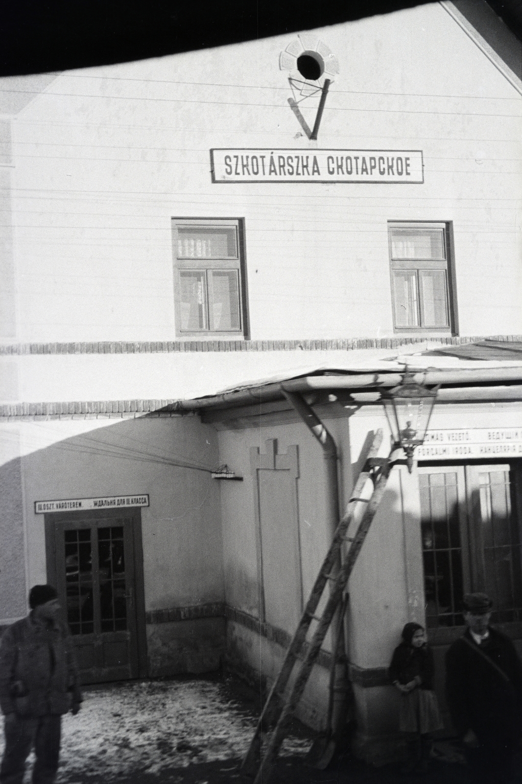 Ukraine,Zakarpattia Oblast, Skotarske, vasútállomás., 1942, Reményi József, train station, Fortepan #258053