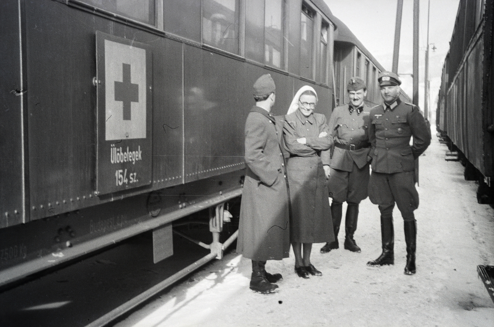 A 154-es számú vöröskeresztes kórházvonat személyzete és ellenörzést végző német tiszt az ülőbetegeket szállító vagon előtt., 1942, Reményi József, kórházvonat, Fortepan #258059