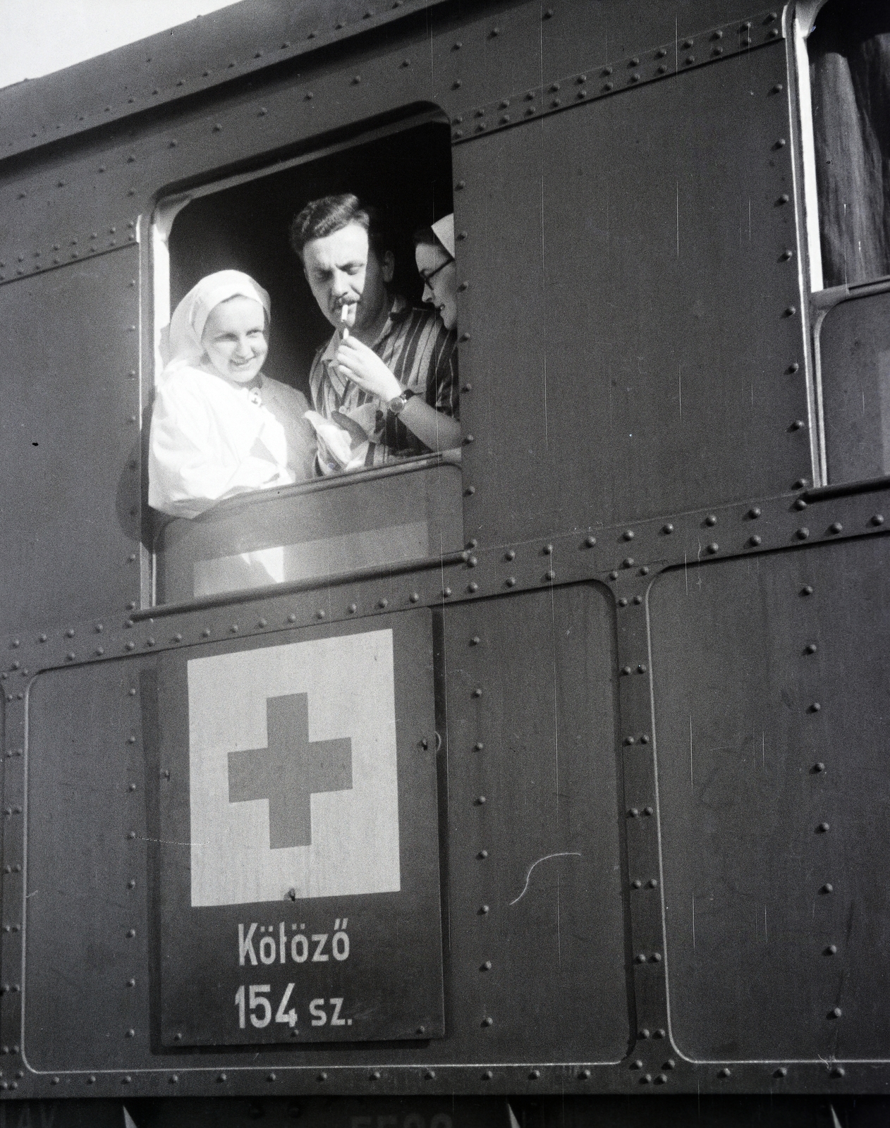 A 154-es számú vöröskeresztes kórházvonat személyzete és egy ápolt a kötöző céljait szolgáló vagonban., 1942, Reményi József, hospital-train, Fortepan #258061