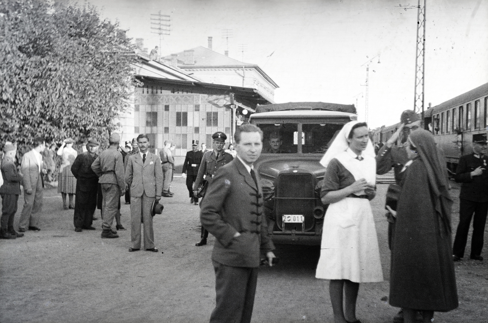 Hungary, Sopron, Déli pályaudvar. A felvétel a 154-es számú vöröskeresztes kórházvonat egyik útjáról készült sorozat része., 1942, Reményi József, talks, hat in hand, Fortepan #258064