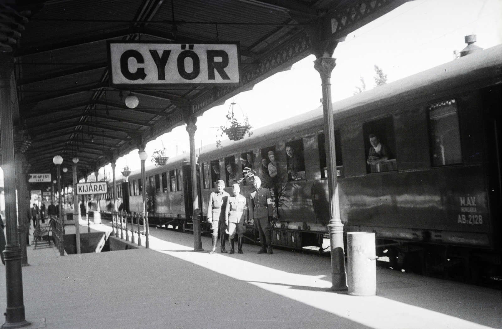 Hungary, Győr, a 154-es számú vöröskeresztes kórházvonat a vasútállomáson 1942. július 7-én., 1942, Reményi József, platform, Fortepan #258066