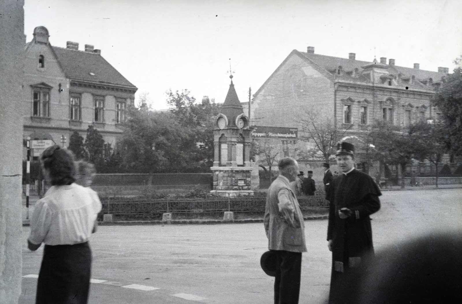 Magyarország, Sopron, Kossuth Lajos utca, körforgalom a Táncsics Mihály utca torkolatánál. Óratorony., 1942, Reményi József, Fortepan #258067