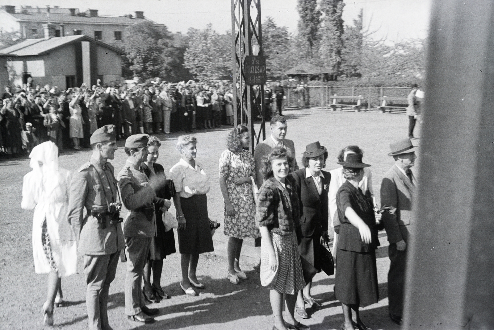 Magyarország, Budapest VIII., Józsefvárosi pályaudvar, a felvétel a 154-es számú vöröskeresztes kórházvonat búcsúsztatásakor készült., 1942, Reményi József, Budapest, fényképezőgép, pisztolytáska, tömeg, Fortepan #258072