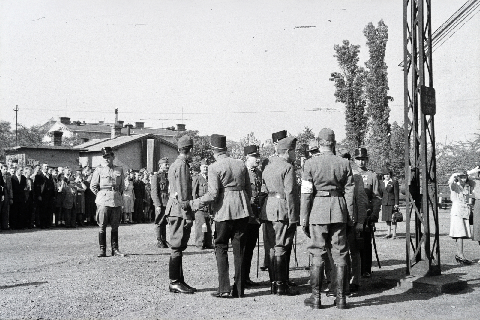 Magyarország, Budapest VIII., Józsefvárosi pályaudvar, a felvétel a 154-es számú vöröskeresztes kórházvonat búcsúsztatásakor készült., 1942, Reményi József, Budapest, Fortepan #258074