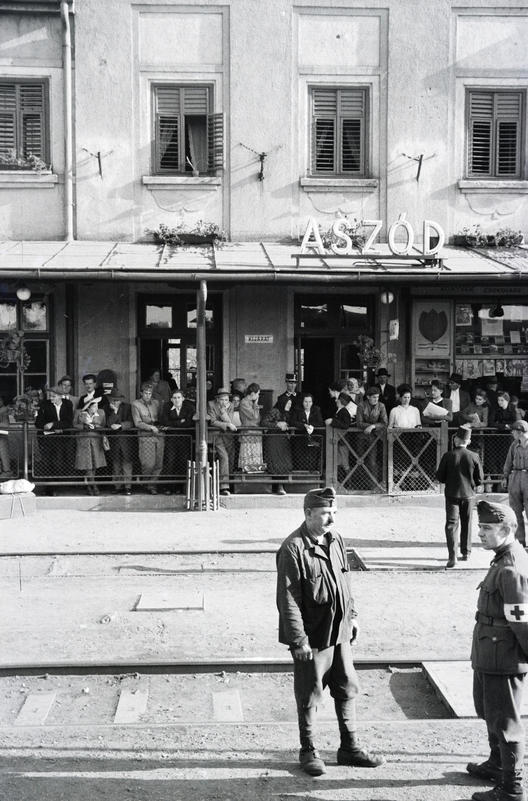 Hungary, Aszód, vasútállomás. A felvétel a 154-es számú vöröskeresztes kórházvonat egyik útjáról készült sorozat része., 1942, Reményi József, Best of, train station, Fortepan #258075
