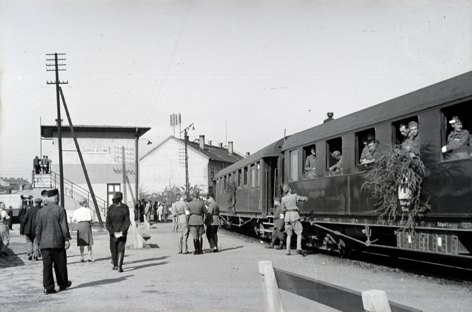 Magyarország, Budapest VIII., a 154-es számú vöröskeresztes kórházvonat a Józsefvárosi pályaudvaron., 1942, Reményi József, vöröskereszt, pad, kórházvonat, vasútállomás, álcázás, Budapest, Fortepan #258076