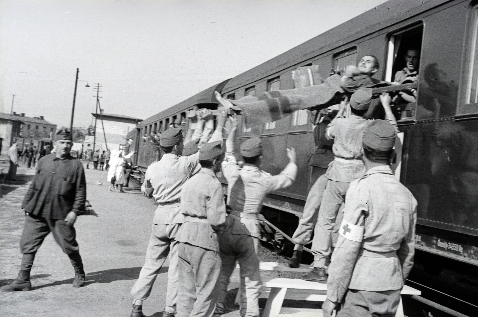 Magyarország, Budapest VIII., a 154-es számú vöröskeresztes kórházvonat a Józsefvárosi pályaudvaron., 1942, Reményi József, kórházvonat, hordágy, sebesült, Budapest, Fortepan #258077