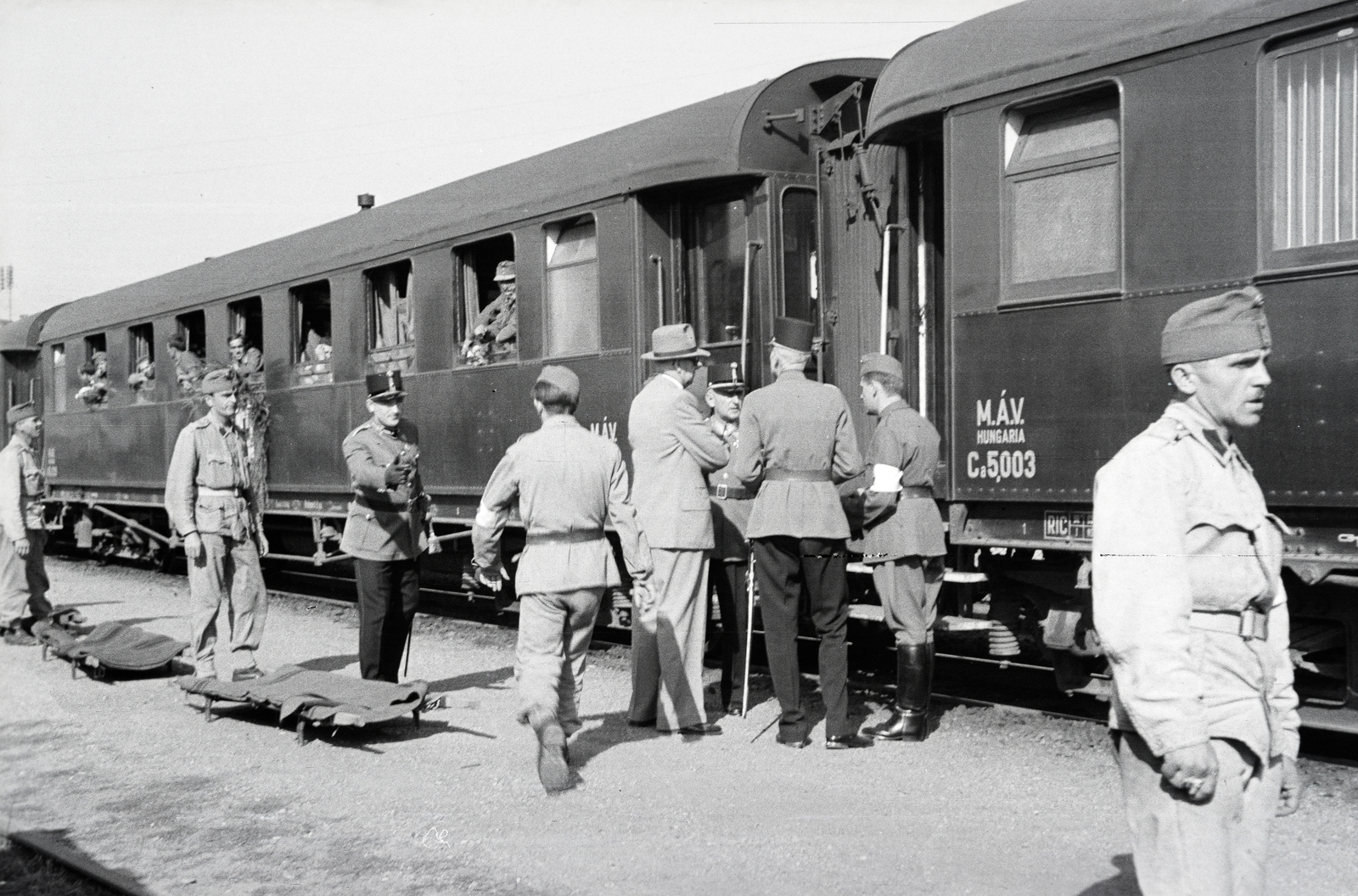 Magyarország, Budapest VIII., a 154-es számú vöröskeresztes kórházvonat a Józsefvárosi pályaudvaron., 1942, Reményi József, kórházvonat, hordágy, Budapest, Fortepan #258078