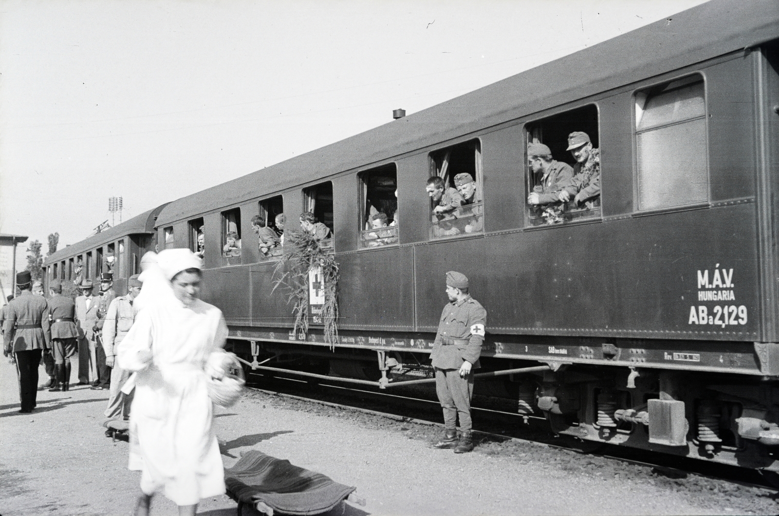 Magyarország, Budapest VIII., a 154-es számú vöröskeresztes kórházvonat a Józsefvárosi pályaudvaron., 1942, Reményi József, rendőr, vöröskereszt, kórházvonat, karszalag, ápolónő, Budapest, Fortepan #258079