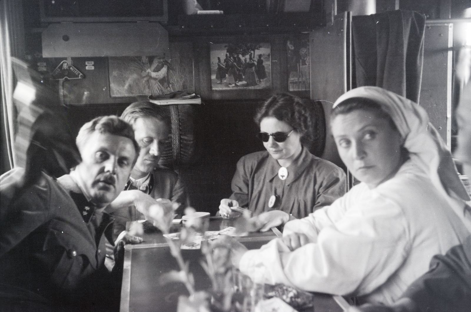 A felvétel a vöröskeresztes kórházvonat parancsnoki vagonjában készült, 1942, Reményi József, kórházvonat, jelvény, vöröskereszt, napszemüveg, kép a képben, ápolónő, visszanézés, Fortepan #258081