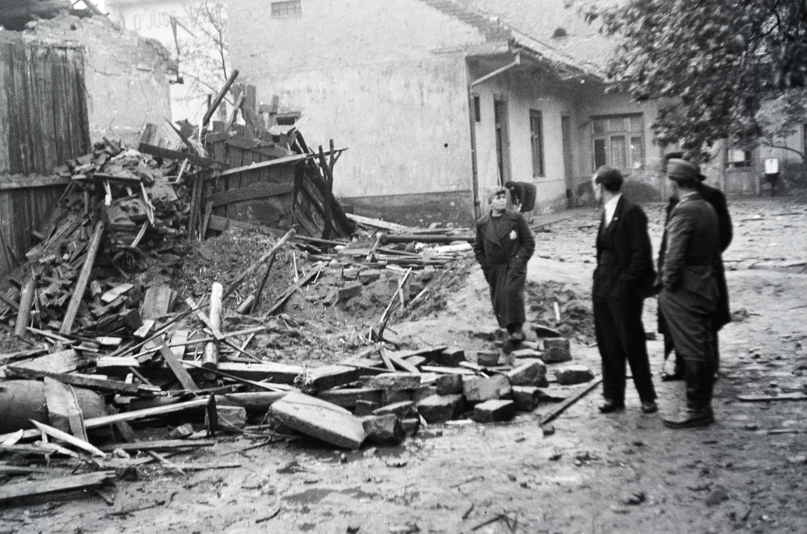 Magyarország, Budapest IV., a felvétel az Árpád út 39-es számú ház udvarán készült. A bombatölcsér után a Lorántffy Zsuzsanna utca 20-as számú épület udvara látható., 1944, Reményi József, épületkár, Dávid csillag, Budapest, Fortepan #258096