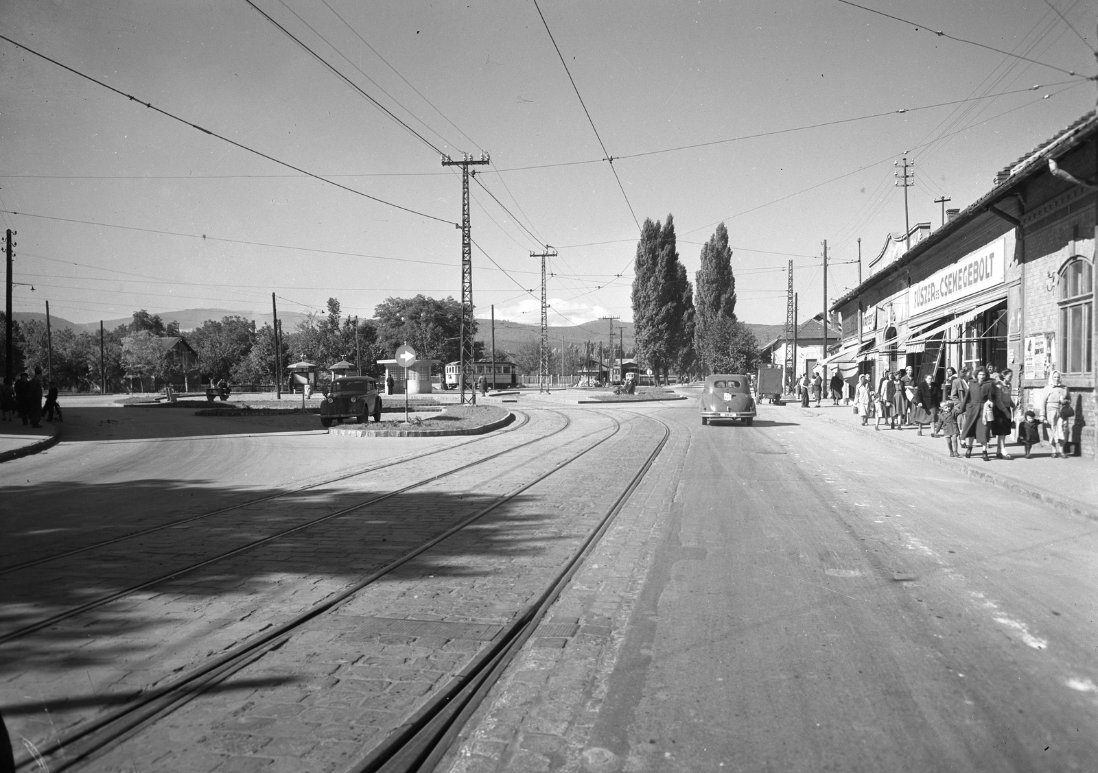 Magyarország, Diósgyőr, Miskolc, Újgyőri főtér (Marx tér)., 1952, UVATERV, cégtábla, lovaskocsi, utcakép, életkép, villamos, bricsesz, automobil, Renault Juvaquatre, EMW 340, csomagpostás, rendszám, tejeskanna, remíz, Fortepan #2581