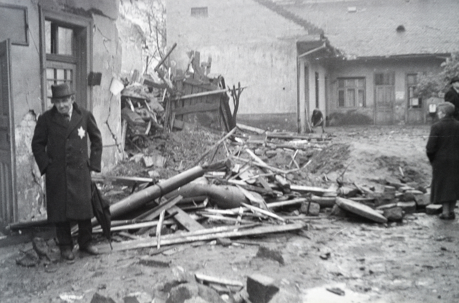 Hungary, Budapest IV., a felvétel az Árpád út 39-es számú ház udvarán készült. A bombatölcsér után a Lorántffy Zsuzsanna utca 20-as számú épület udvara., 1944, Reményi József, damaged building, yellow star, Budapest, Fortepan #258100