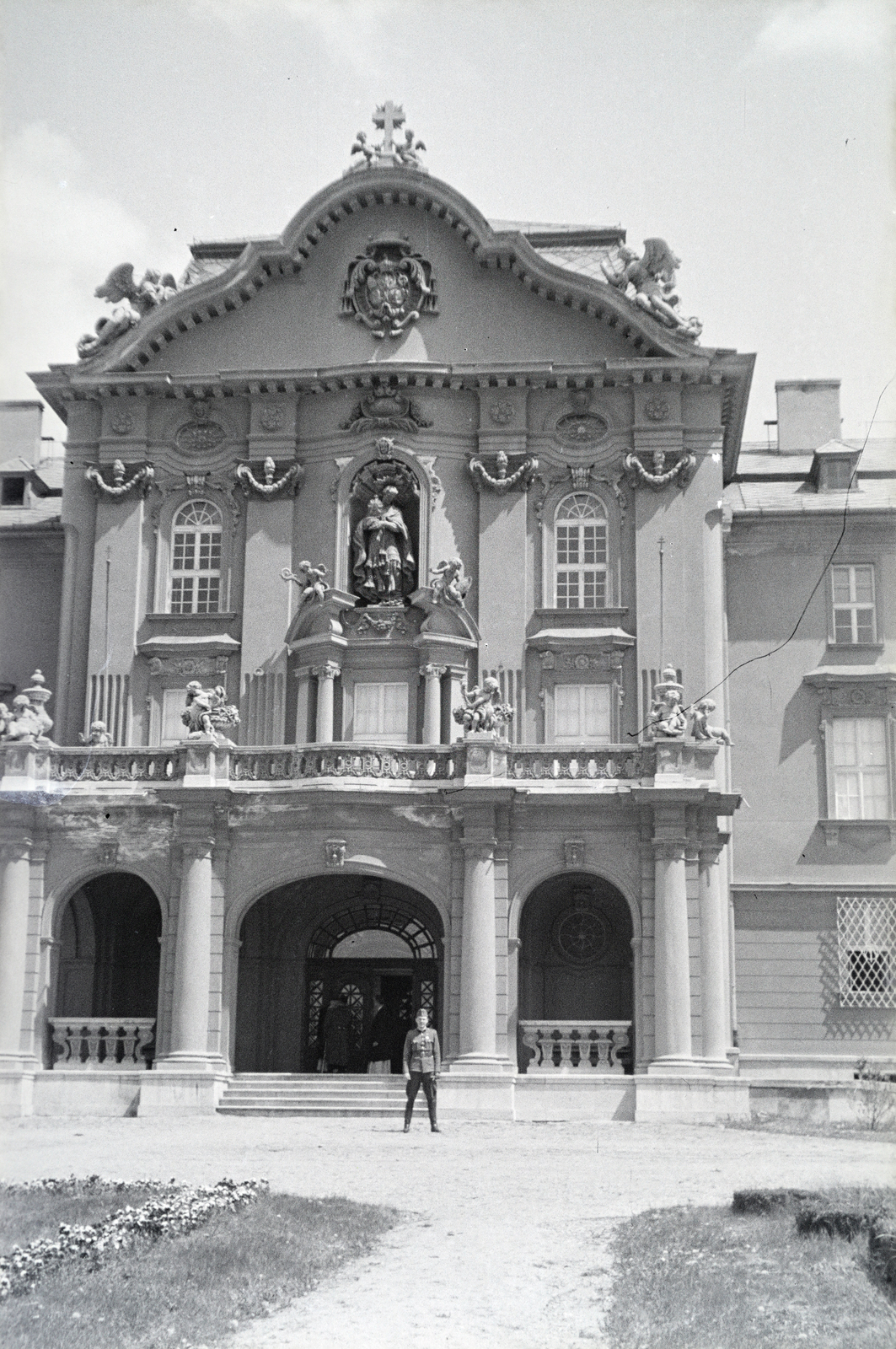 Magyarország, Gödöllő, a Jászóvári Premontrei Kanonokrend Gödöllői Reálgimnáziuma (később Szent István Egyetem) és előtte a park., 1944, Reményi József, park, gimnázium, Fortepan #258105