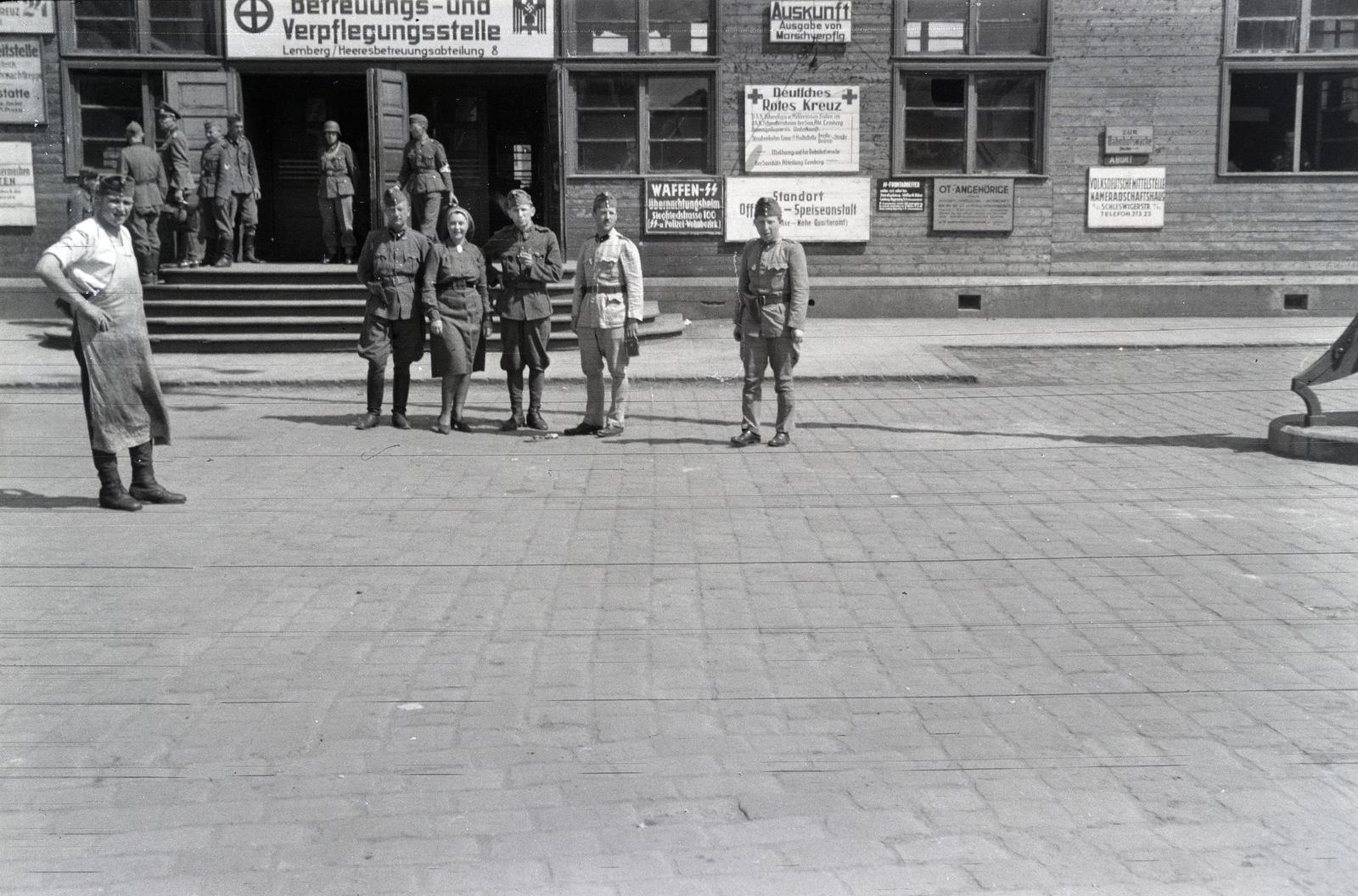 Ukrajna, Lviv, a felvétel a 154-es számú vöröskeresztes kórházvonat egyik útjáról készült sorozat része., 1942, Reményi József, katona, egyenruha, Fortepan #258110