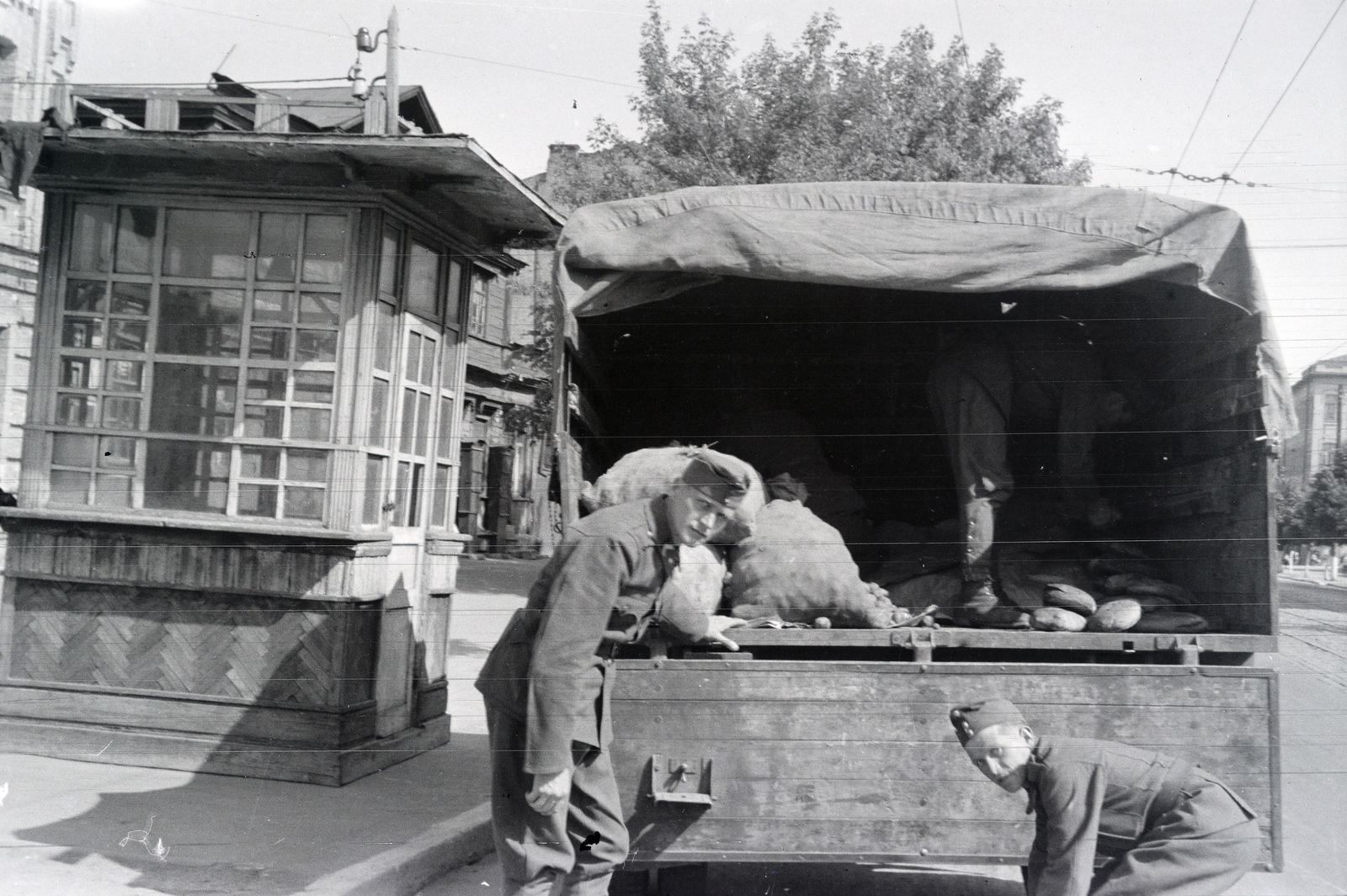 Ukrajna, Kijev, Velika Vaszilkivszka út, a felvétel az Ivana Fedorova út kereszteződése közelében készült., 1942, Reményi József, katona, teherautó, Fortepan #258117