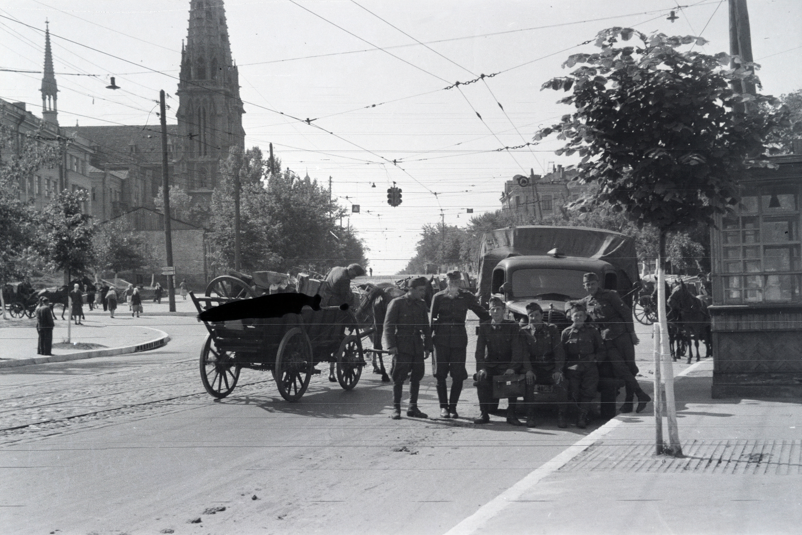 Ukrajna, Kijev, Velika Vaszilkivszka út az Ivana Fedorova út kereszteződésénél, háttérben balra a Szent Miklós-székesegyház., 1942, Reményi József, katona, szekér, teherautó, Fortepan #258118