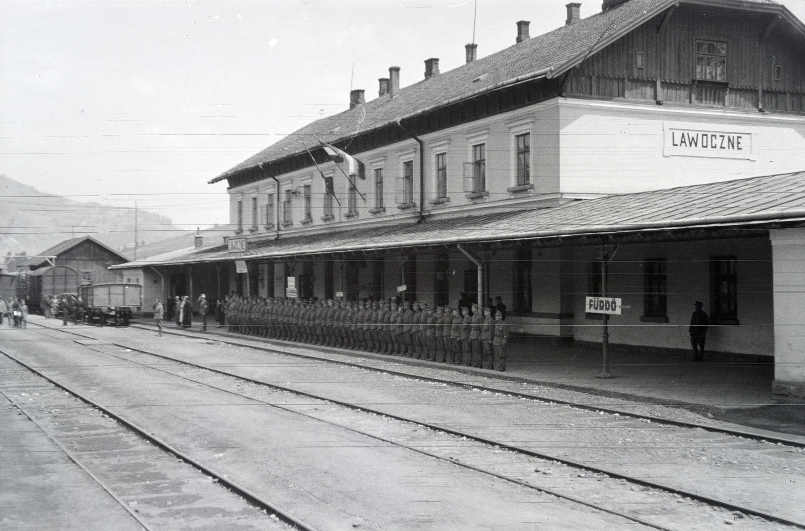 Ukrajna, Lavocsne, (ekkor Lawoczne), a vöröskeresztes kórházvonatot fogadó alakulat a vasútállomáson., 1942, Reményi József, vasútállomás, katona, felirat, Fortepan #258119